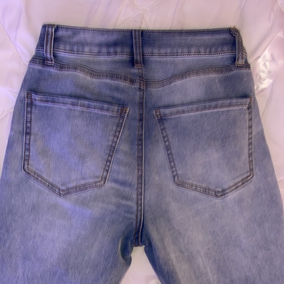 flare jeans with two knee rips light colored - Picture 4 of 5